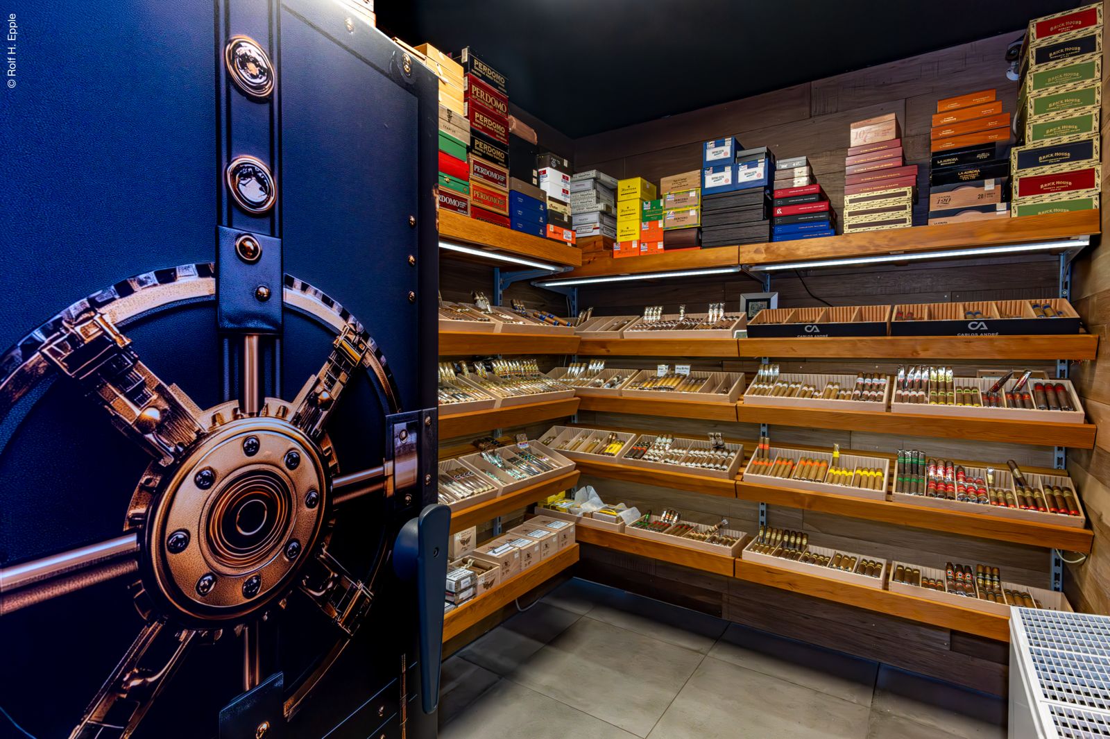 Zigarrenregale im Humidor