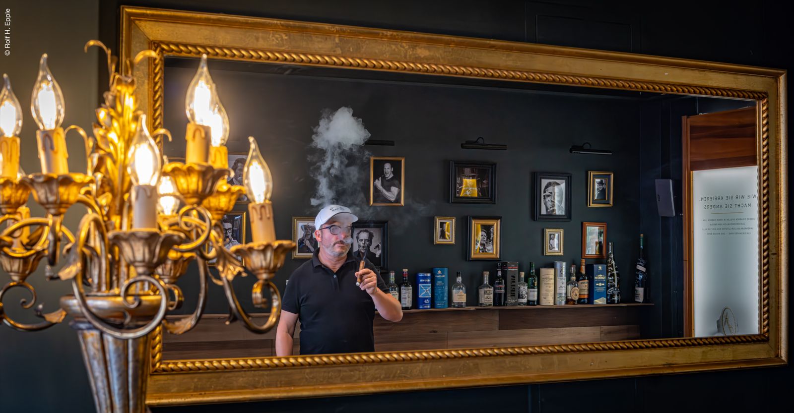 Lounge-Bereich mit Ledersesseln und goldener Decke