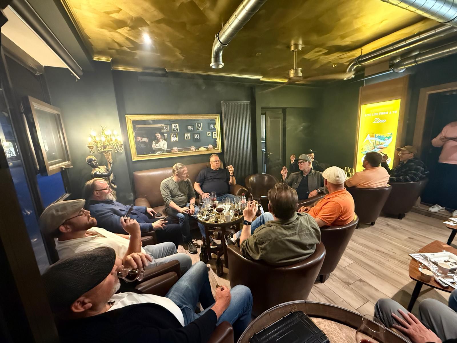 Lounge-Bereich mit Ledersesseln und goldener Decke